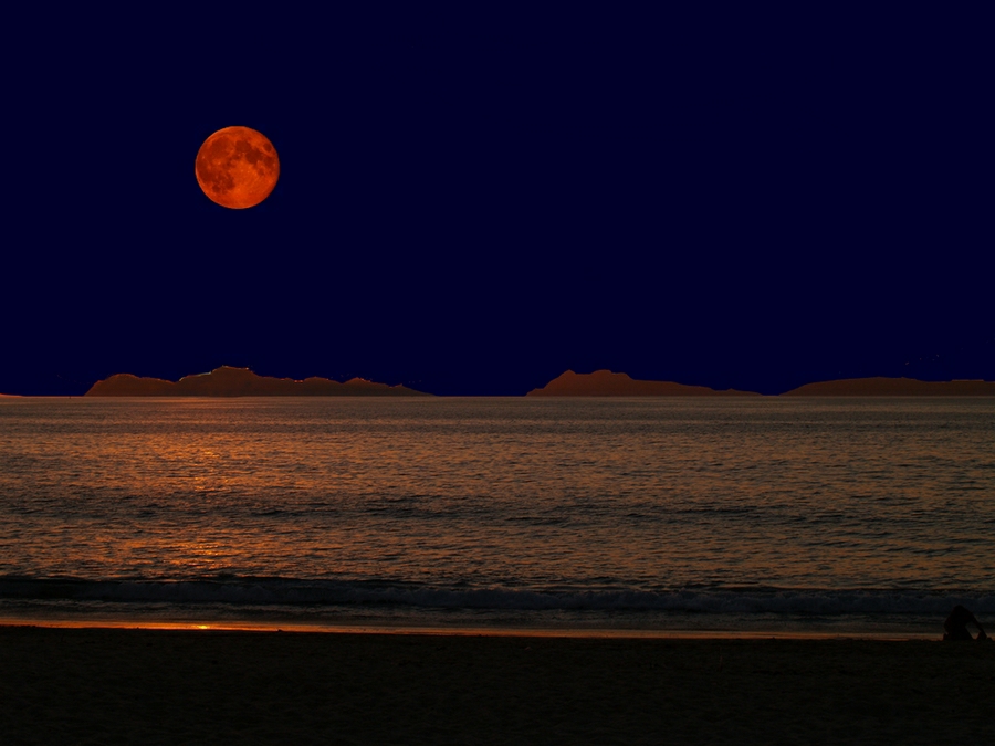 Luna de sangre tras las islas Cíes, vista desde Samil